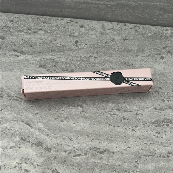 Flowerbomb Perfume - Picture 1 of 3